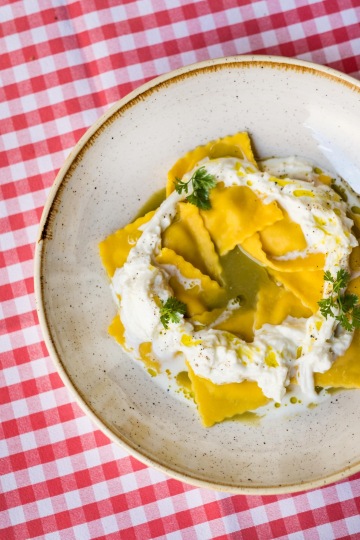 Ravioli plněné telecím masem, pórková omáčka a mozzarella straciatella