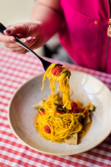 Tagliolini s artyčoky a rajčaty