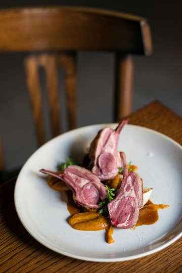 Jehněčí hřebínek s mrkvovým pyré a pečený celer