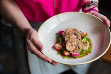 Roláda z perličky s hráškovými lusky, ředkvičkami a nakládané cibulky