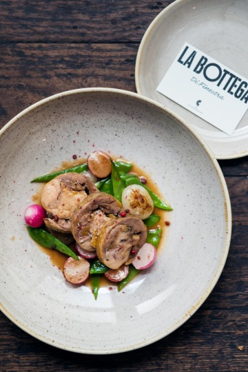 Roláda z perličky s hráškovými lusky, ředkvičkami a nakládané cibulky