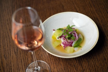 Ceviche z mořského vlka s marinovanou červenou cibulí a presovaná okurka