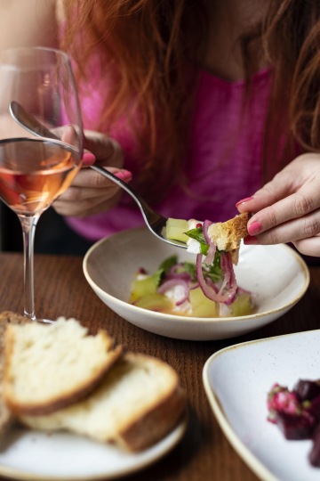 Hovězí tatarák s lanýžovou majonézou, lískovými ořechy a sýr moliterno