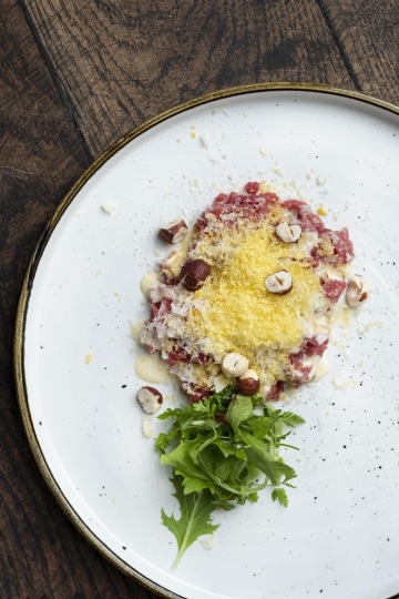 Hovězí tatarák s lanýžovou majonézou, lískovými ořechy a sýr moliterno