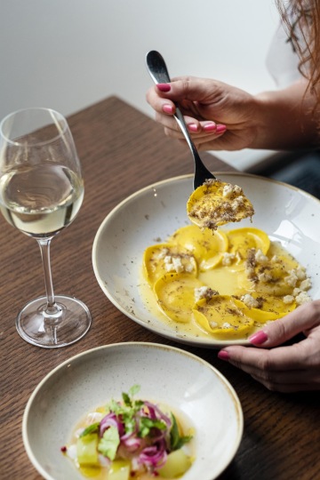 Ravioli plněné uzenými bramborami s lanýžovým máslem a dehydrovaná ricotta