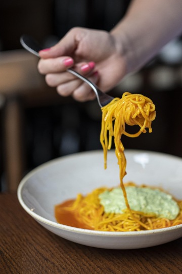 Tagliolini, tomatová omáčka se zázvorem a burrata