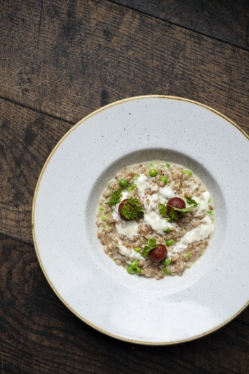 Farrotto se zeleným hráškem a spianata