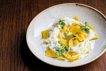 Ravioli plněné telecím masem, pórková omáčka a mozzarella straciatella