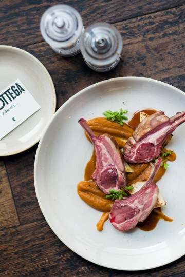 Jehněčí hřebínek s mrkvovým pyré a pečený celer