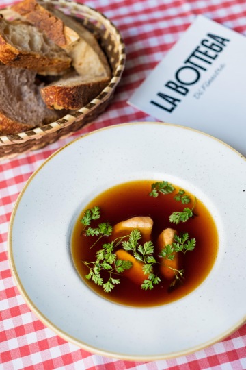 Hovězí vývar s parmezánovými noky