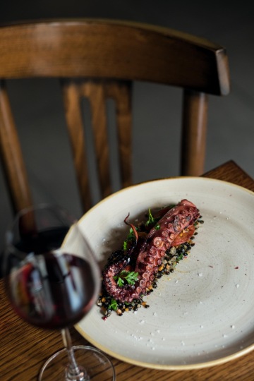 Chobotnice s čočkovým ragú a sušená rajčata