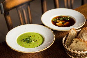 Hráškový krém s mátou a sýr stracchino