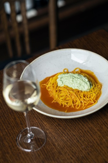 Tagliolini, tomatová omáčka se zázvorem a burrata